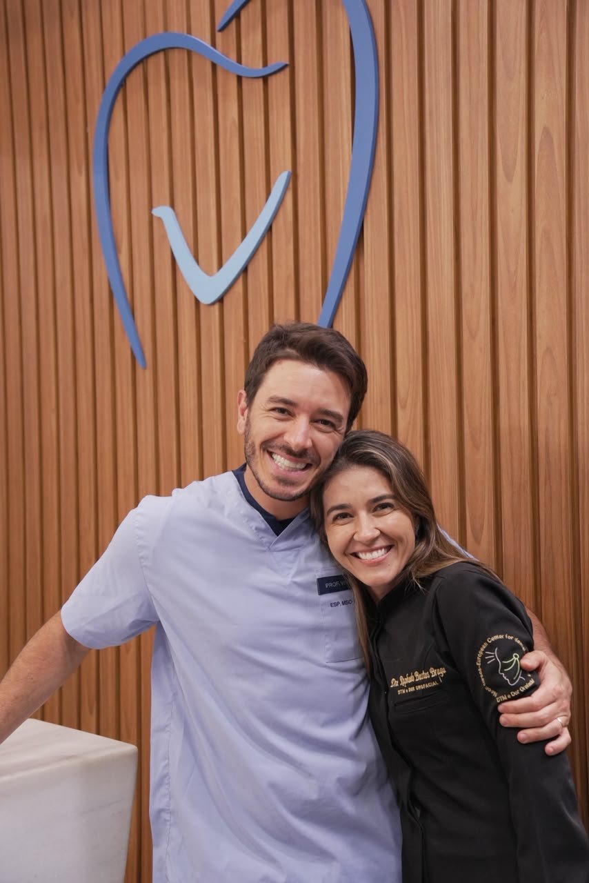Os irmãos Dr. Virgílio e Dra. Raphaela abraçados na clínica.