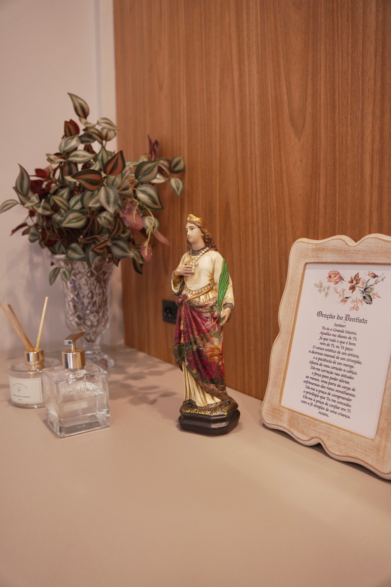 Imagem religiosa e a Oração do Dentista sobre o aparador.