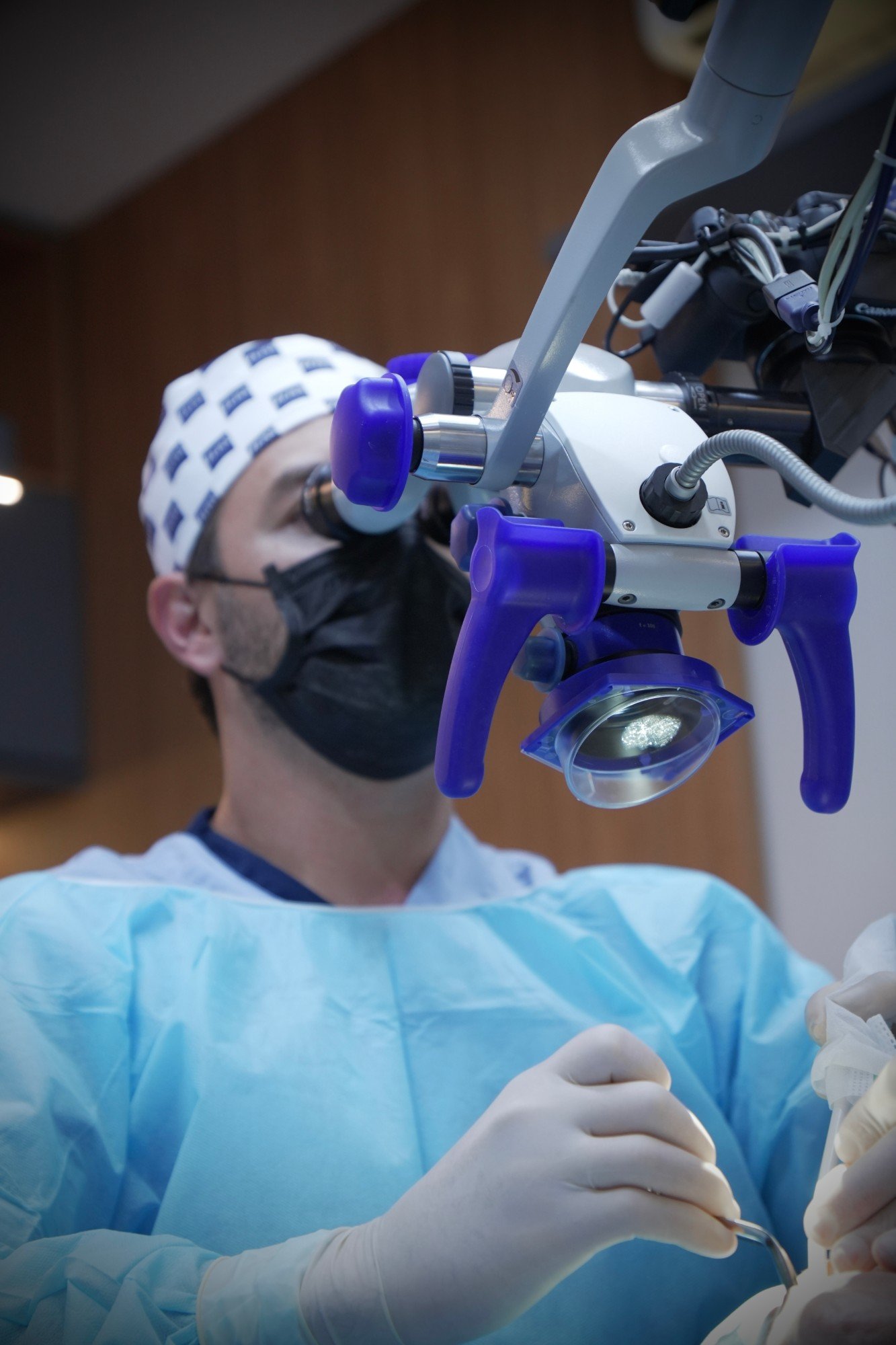 Dr. Virgílio atendendo com o microscópio odontológico.