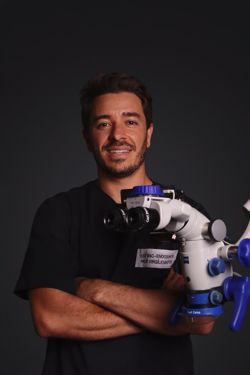 Dr. Virgílio Bastos ao lado do microscópio odontológico